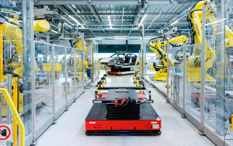  El Porsche Taycan se ensambla mediante plataformas programadas que se mueven en el interior de la planta de Zuffenhausen. 