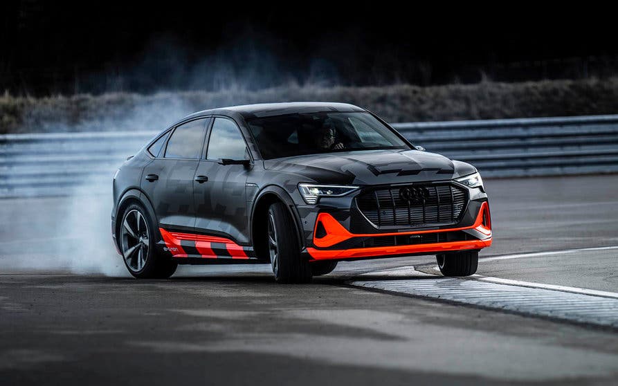  El sistema de tracción quattro eléctrico de Audi ofrece un sistema de reparto de par longitudinal entre ejes en el caso del e-tron y el e-tron Sportback y añade un reparto de par transversal entre las ruedas traseras en las variantes e-tron S. 