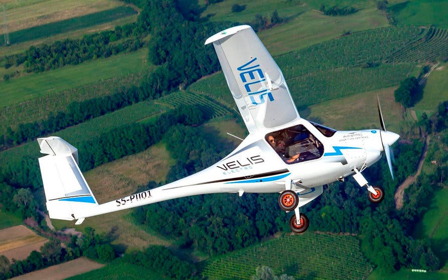  La avioneta eléctrica Pipistrel Velis Electro es capaz de recorrer hasta 100 kilómetros con cada carga de sus baterías. 