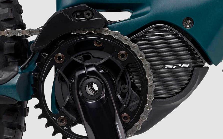  El motor eléctrico Shimano EP8, integrado en el eje del pedalier, permite ajustar el par máximo en cualquier lugar en un rango que va desde los 20 a los 85 Nm. 