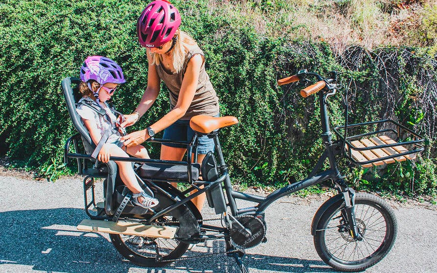  La nueva bicicleta eléctrica Kiffy Capsule puede acomodar fácilmente a dos niños en el portaequipajes trasero. Foto: Michel de Chavanon. 