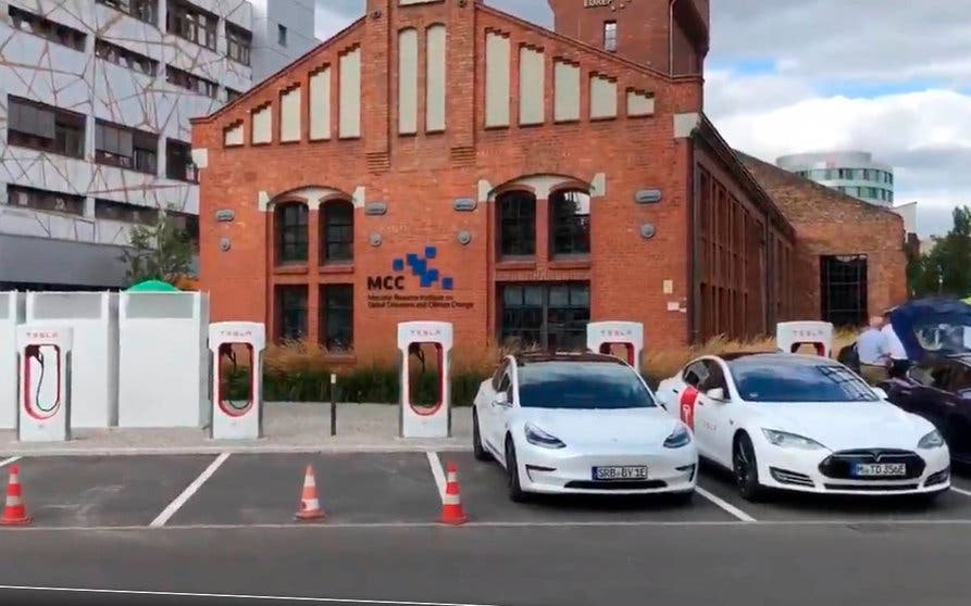  Nuevo Supercargador V3 urbano de Tesla en el centro de Berlín. 