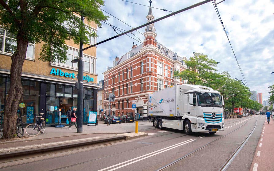  Mercedes-Benz prueba en Países Bajos y Bélgica su camión eléctrico eActros. 