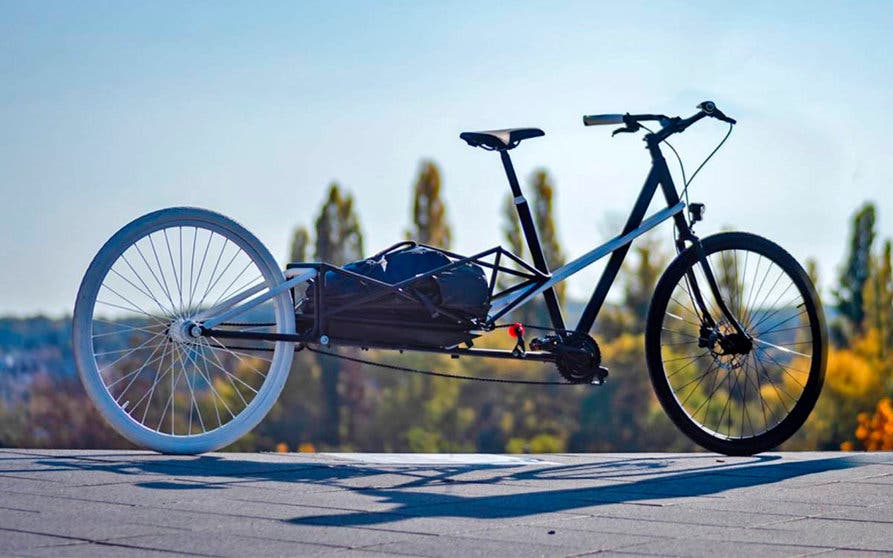  Convercycle pasa de ser una bicicleta de paseo a una bicicleta de carga gracias a su sistema extensible, y puede configurarse con o sin motor eléctrico y batería. 