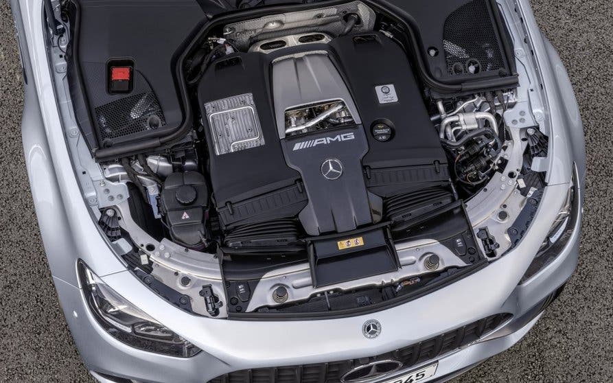  Mercedes-Benz-E63-AMG-2021-motor 