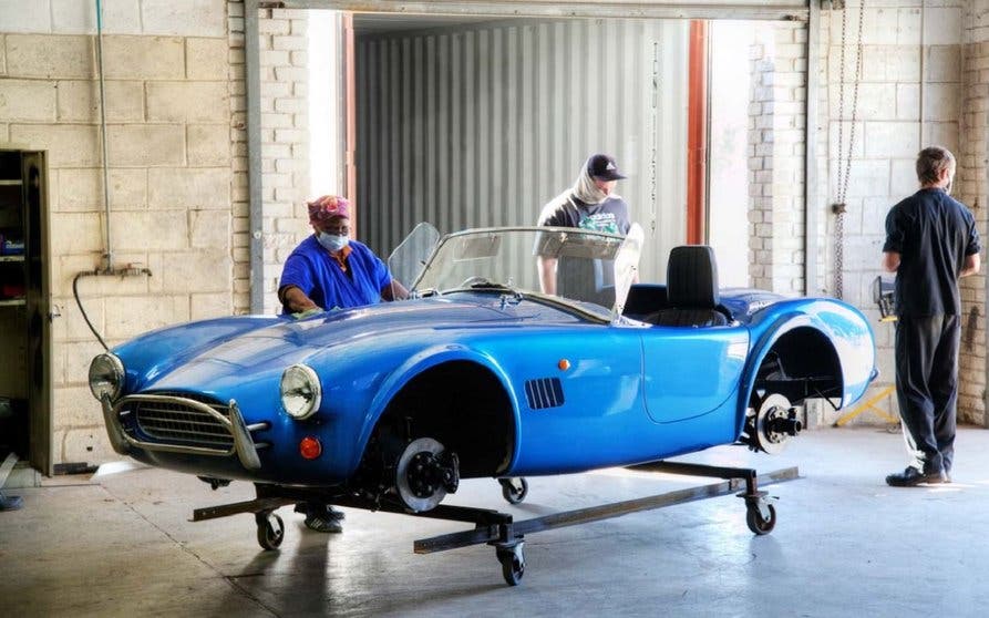  El AC Cobra eléctrico en la instalaciones de AC Cars. 