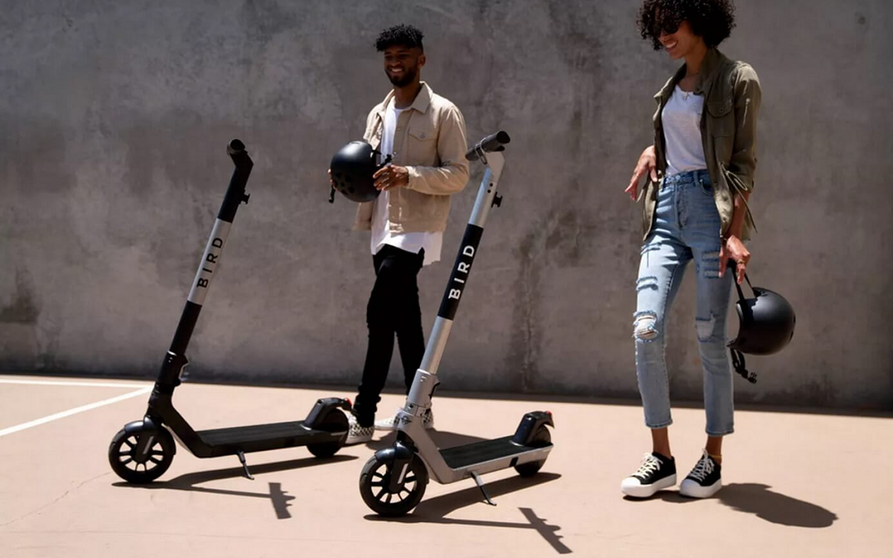 El casco es obligatorio en patinetes eléctricos tras la reforma de la DGT