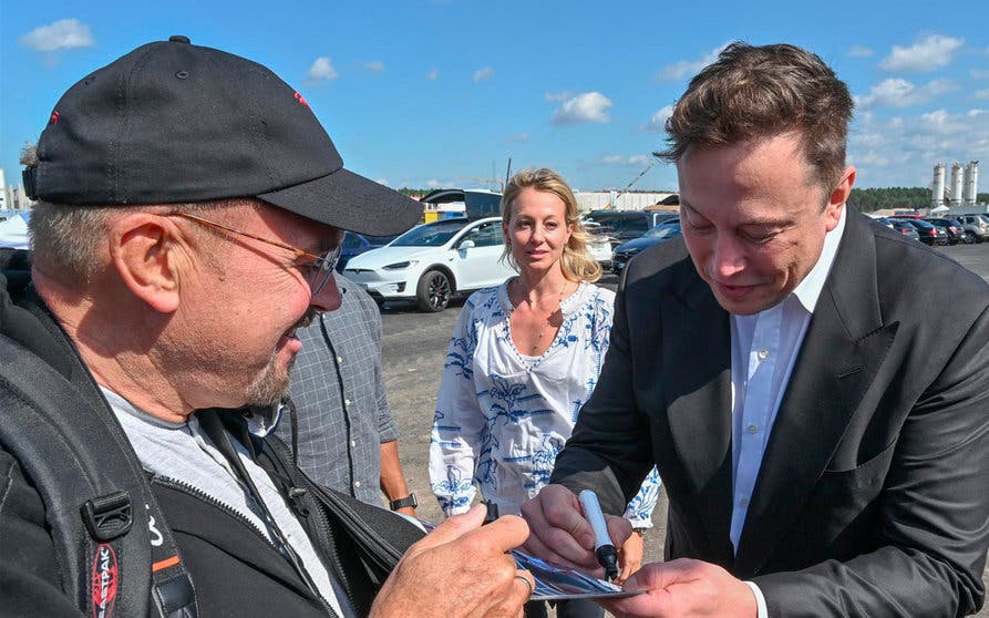  Elon musk firmando un autógrafo. - Patrick Pleul/dpa-Zentralbild/ZB 