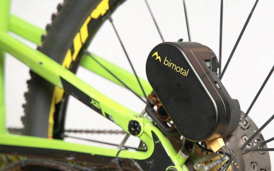  El kit de conversión de bicicleta eléctrica de Bimotal Elevate se monta sobre el soporte del freno de disco. 
