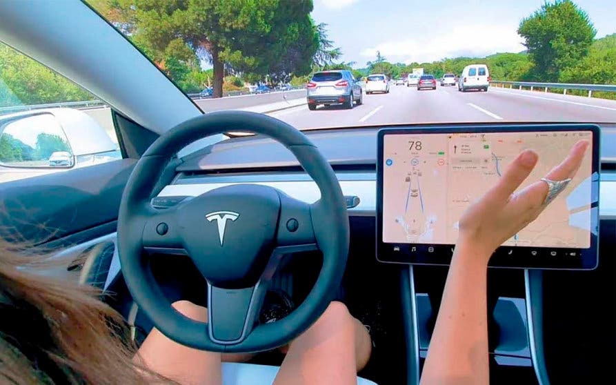  La denominación Autopilot hace que muchos conductores de un Tesla crean conducir un coche totalmente autónomo. 