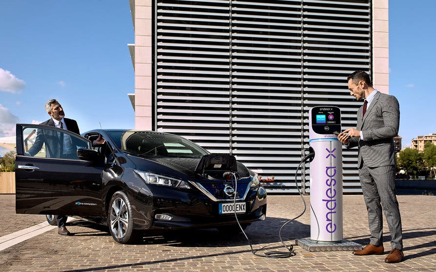  Un Nissan Leaf recarga en un punto de recarga de Endesa X. 