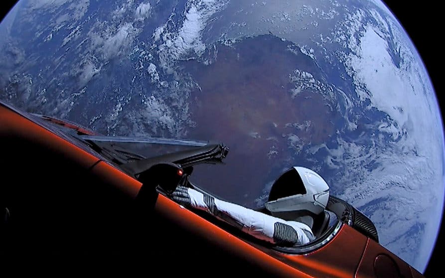  Starman al volante de un Tesla Roadster en el espacio. 