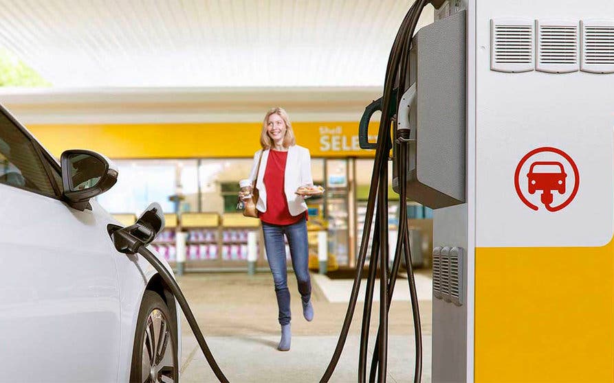  En 2050, las gasolineras tienen que reinventarse y solo las situadas en centros comerciales y autopistas sobrevivirán gracias a sus puntos de recarga de vehículos eléctricos y la diversificación del negocio. 