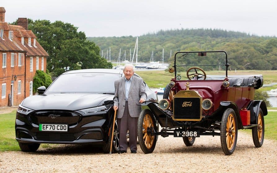  Harold Baggott, de 101 años de edad, junto al Ford Model T y un Ford Mustang Mach-E 