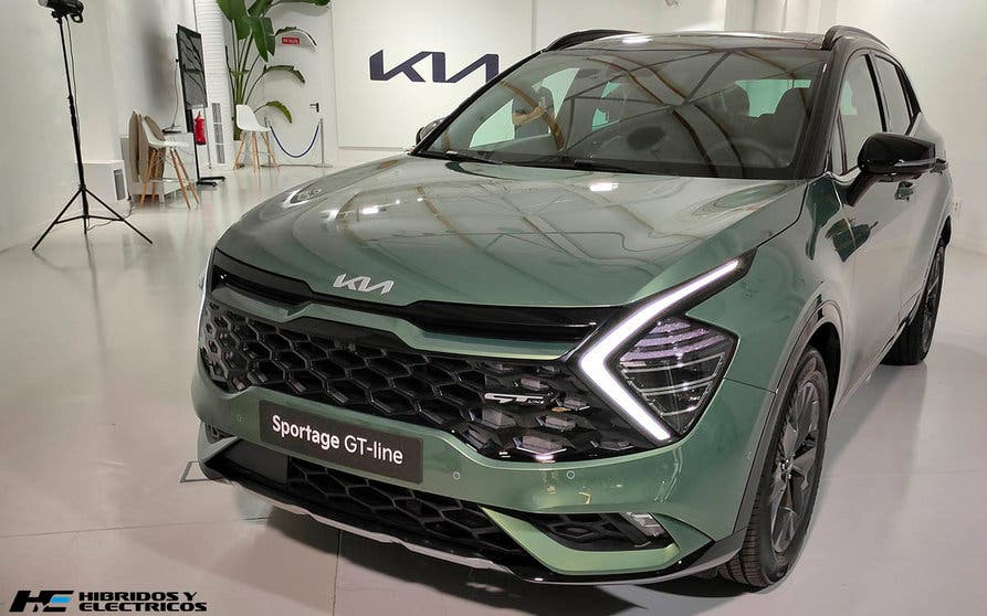  La quinta generación del Kia Sportage presenta un diseño evolucionado respecto a la anterior. En la imagen una versión híbrida HEV con acabado GT-Line. 