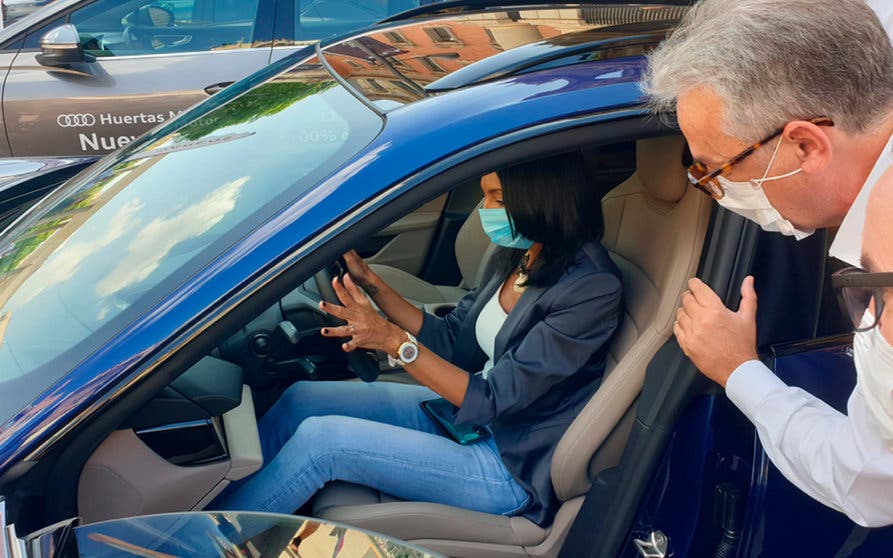  La Consejera de Empresa del gobierno Regional, Maria del Valle Miguelez, probando el Porsche Taycan durante la presentación de 'Movieléctrica 2021'. 