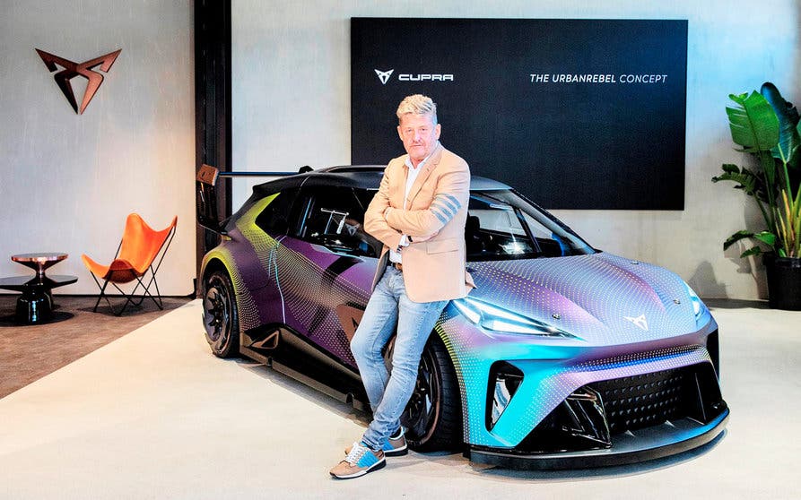  El presidente de Cupra, Wayne Griffiths, posando ante el UrbanRebel Concept Car, en Múnich (Alemania). 