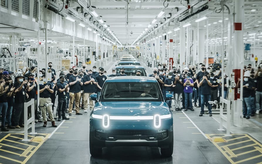  Sale de la línea de producción la primera pick-up eléctrica de Rivian. 