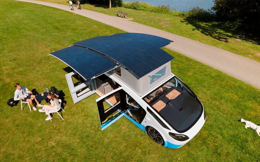  Una vez acampada, el techo solar central de la autocaravana Stella Vita se puede levantar para permitir que sus dos ocupantes tengan espacio para permanecer de pie en el interior y desplegar dos nuevas superficies extra de paneles solares. 