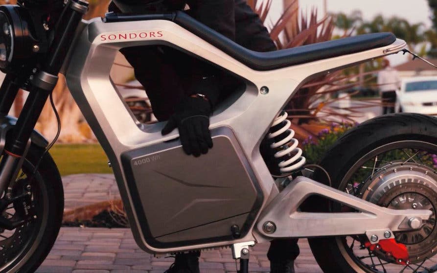  La batería extraíble de la Sondors Metacycle se sitúa en la parte baja del bastidor de la motocicleta eléctrica. 