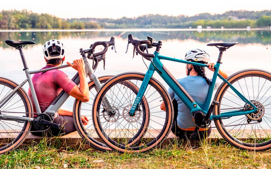  La Megamo Kansas es una bicicleta eléctrica gravel destinada a la práctica del ciclismo en ruta sobre cualquier terreno: carreteras o pistas y senderos. 