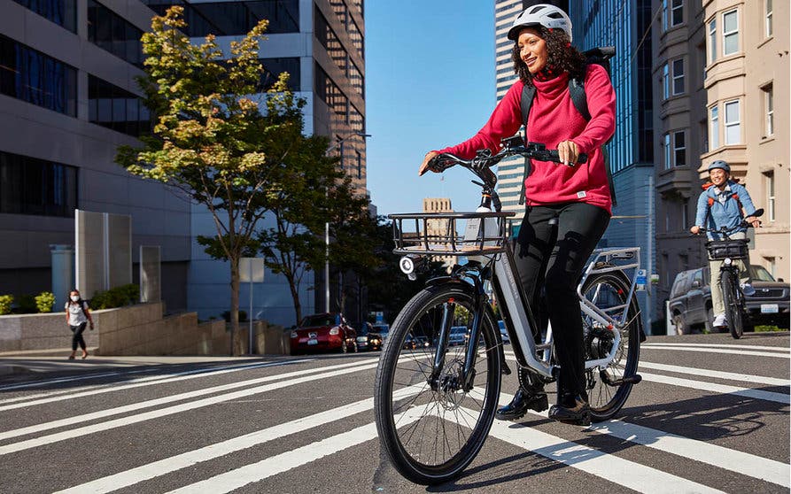  Rad Power Bikes mejora su bicicleta urbana con la RadCity 5 Plus: nueva batería, nuevo motor y nuevas características que la hacen más adecuada para los recorridos urbanos. 