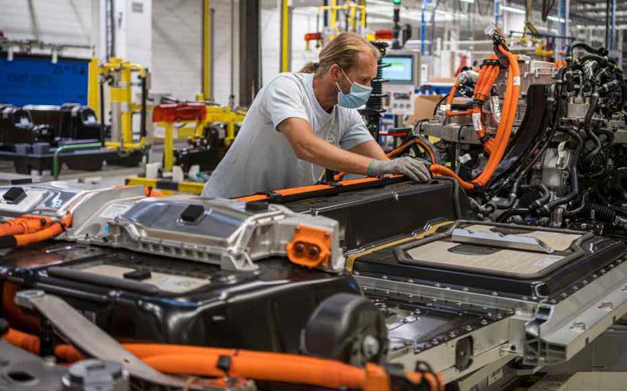  El 2021 está batiendo récord de producción y ventas de baterías y coches eléctricos 
