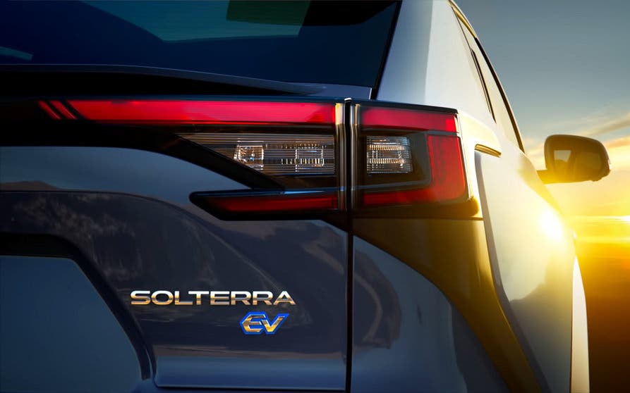  Subaru Solterra, un primer vistazo al interior del SUV eléctrico japonés 
