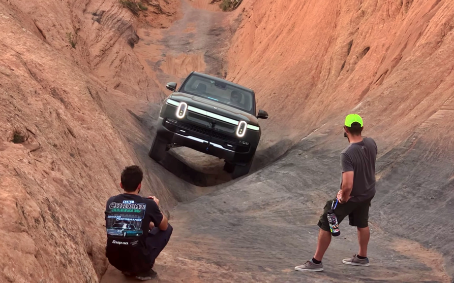  La Rivian R1T atravesando la zona llamada Hells Gate, del Moab Trail. 