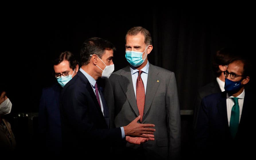  Pau Relat con Pedro Sánchez y Felipe VI al llegar al salón Automobile Barcelona. 