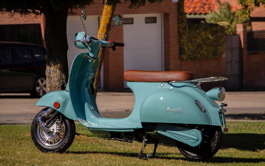  El scooter eléctrico Invicta EV Rueda ofrece bajo una apariencia retro toda la tecnología de un tren de potencia eléctrico que permite una velocidad máxima de 45 km/h y una autonomía de 100 kilómetros. 