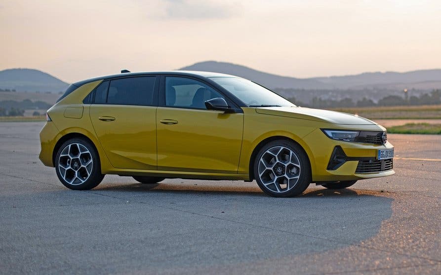  El nuevo Opel Astra híbrido enchufable parte desde 32.100 euros. 