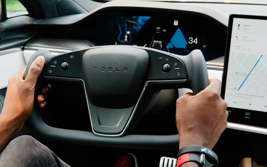  Tras la nueva actualización, el volante del Tesla Model S continua siendo redondo, aunque ahora sus botones realizan mejor su trabajo y son capaces de realizar más tareas e incluso automatizarlas. 
