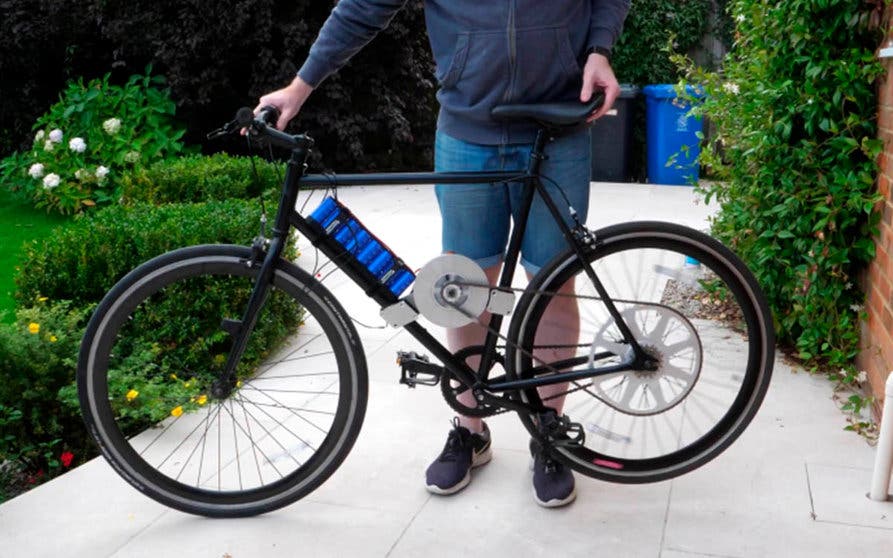 Tom Stanton junto a su bicicleta eléctrica con un motor de flujo axial y un sistema de supercondensadores caseros. Foto: hackaday.com. 