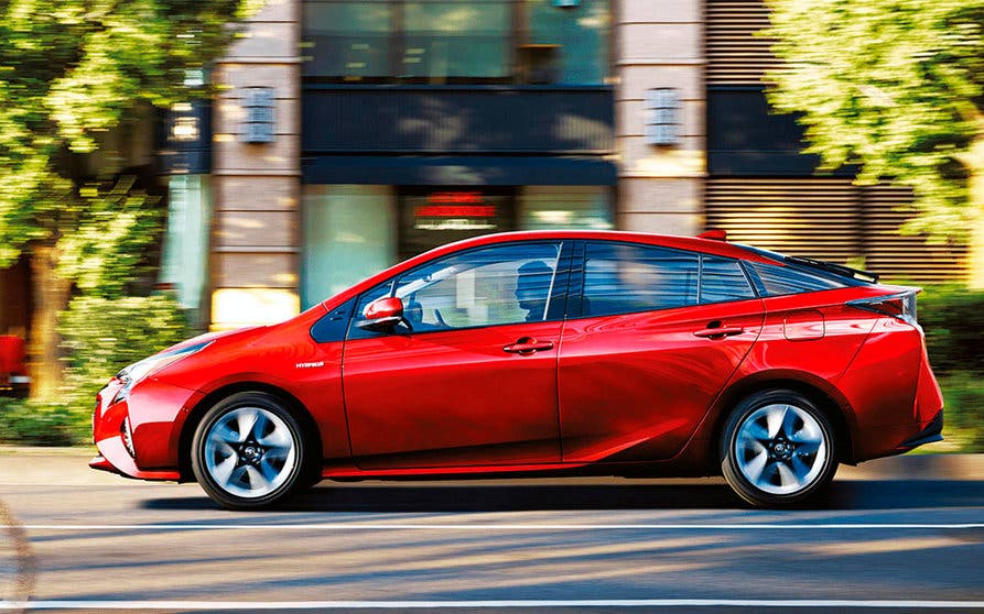  El Toyota Prius de quinta generación podría ser un híbrido enchufable con un motor de combustión de hidrógeno apoyado por varios motores eléctricos. 