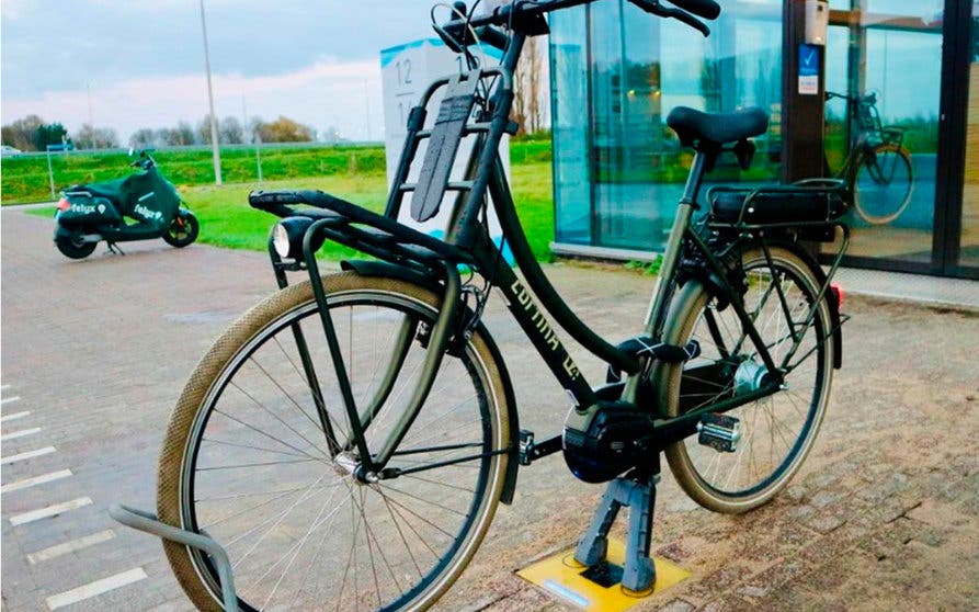  Este sistema recarga las bicicletas eléctricas sin cables y a través de la pata de cabra 