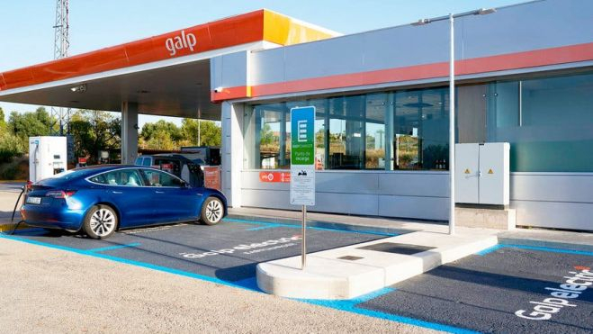 Cargador rápido de EasyCharger en una estación de servicio Galp. Cargador rápido de EasyCharger en una estación de servicio Galp.