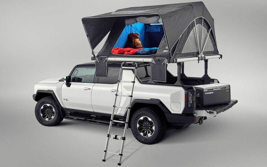  Uno de los accesorios más espectaculares es el dormitorio sobre el techo y la caja del Hummer EV que lo convierten en un vehículo camperizado. 
