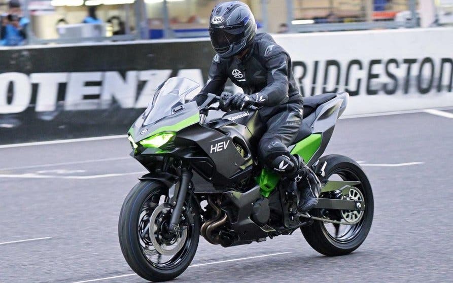  Kawasaki enseña sus motos híbridas y eléctricas rodando en circuito 