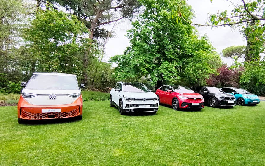  Los fabricantes tradicionales están invirtiendo cantidades multimillonarias en su carrera por desbancar a Tesla como líder de ventas de coches eléctricos. 