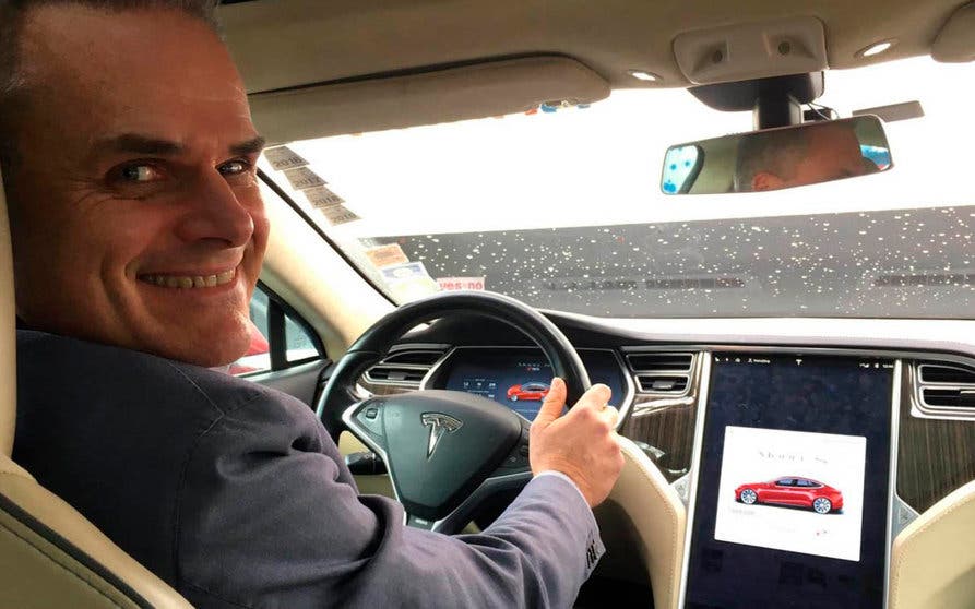  Hansjörg Eberhard en su Tesla Model S P85 al alcanzar el millón de kilómetros recorridos a finales de 2019. 