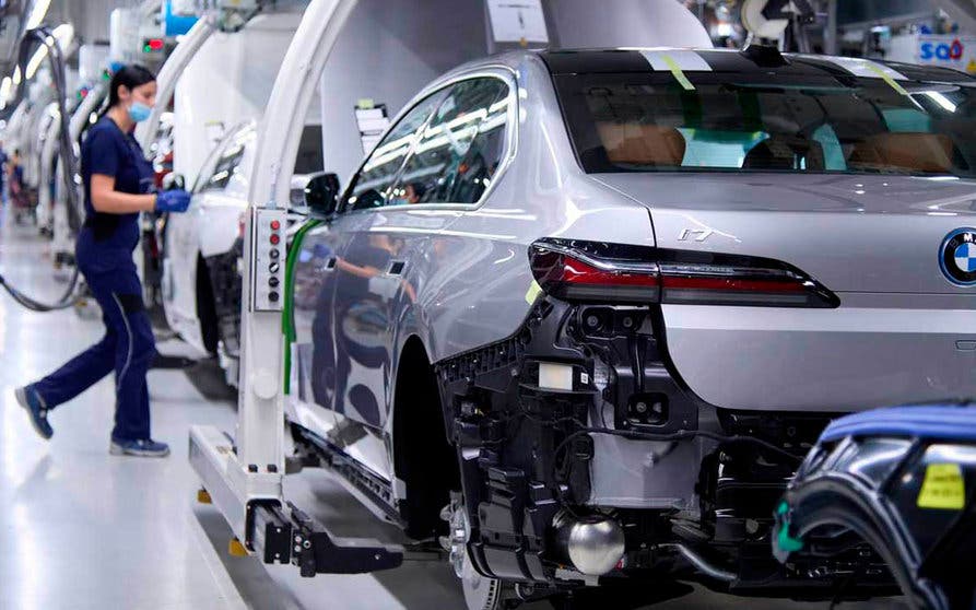  Los coches eléctricos de la Neue Klasse de BMW implementarán baterías con celdas cilíndricas en formato 4680 como los de Tesla. 