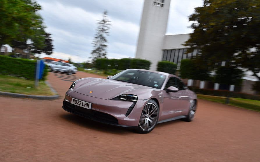  Dos periodistas han realizado un recorrido por 14 países europeos a bordo de un Porsche Taycan eléctrico 