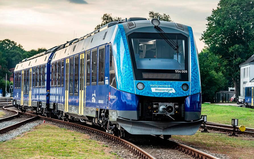  Cuatro años después del inicio de las pruebas en Alemania,  el proyecto de Baja Sajonia de sustituir los trenes diésel por unidades Coradia iLint de Alstom entra oficialmente en la fase de servicio público expandiendo las unidades que participan en ella hasta 14 trenes. 