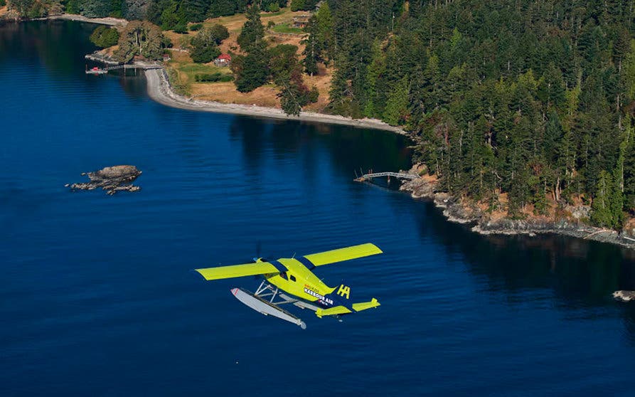  El 17 de agosto, Harbor Air completó el primer vuelo punto a punto con su hidroavión modificado totalmente eléctrico De Havilland Beaver, que utiliza un motor totalmente eléctrico, de imanes permanentes, con una potencia 560 kW de MagniX. 