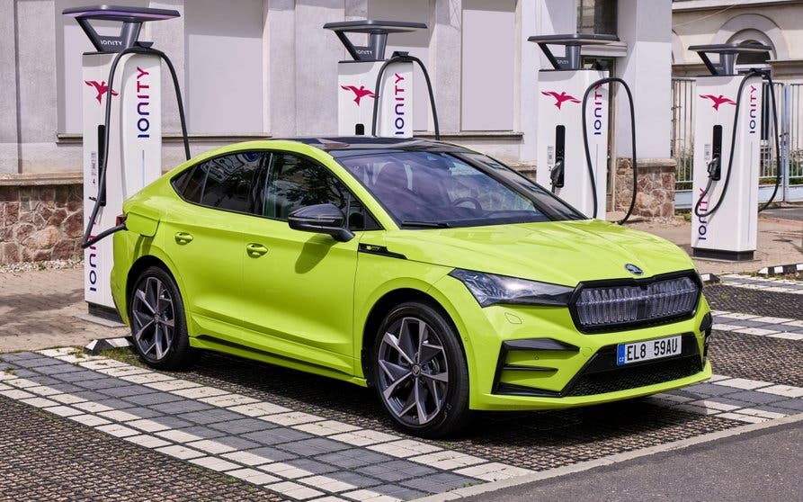  El Skoda Enyaq iV estrena función Plug & Charge: llegar, enchufar y cargar 