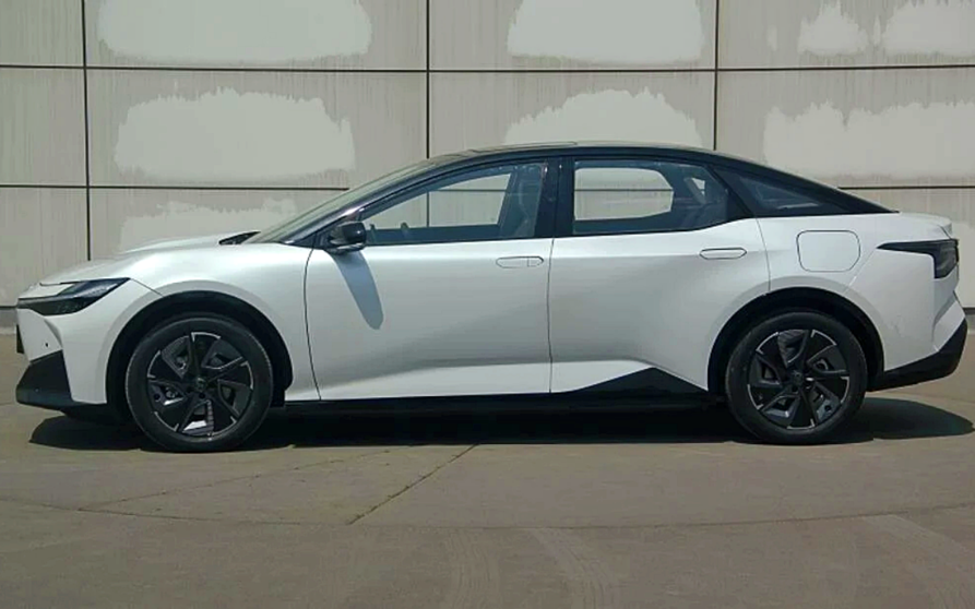  Toyota bZ3: el nuevo coche eléctrico de Toyota es una berlina rival del Tesla Model 3 