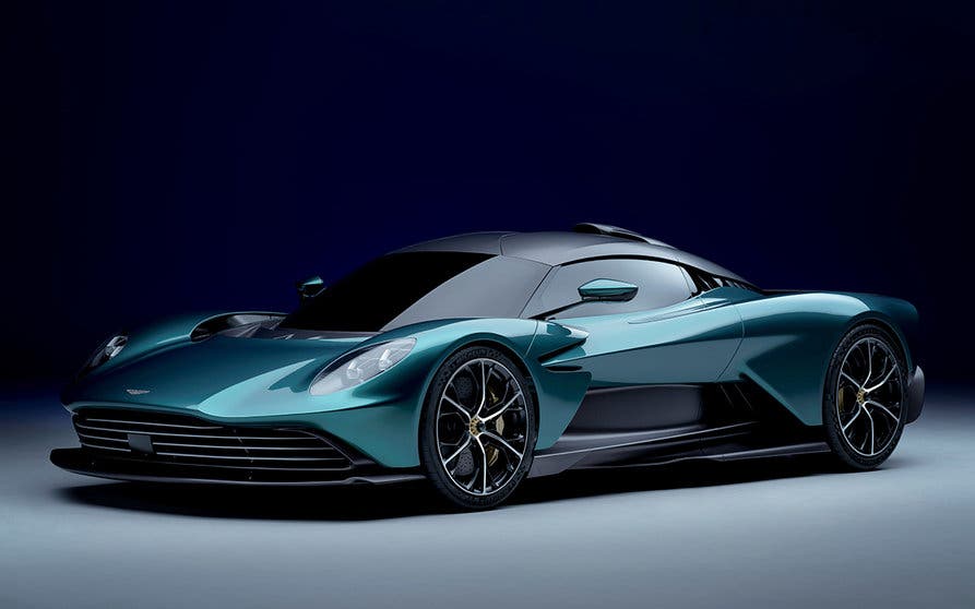  Aston Martin muestra por primera vez el radical habitáculo del Valhalla, el superdeportivo híbrido enchufable de 950 CV 