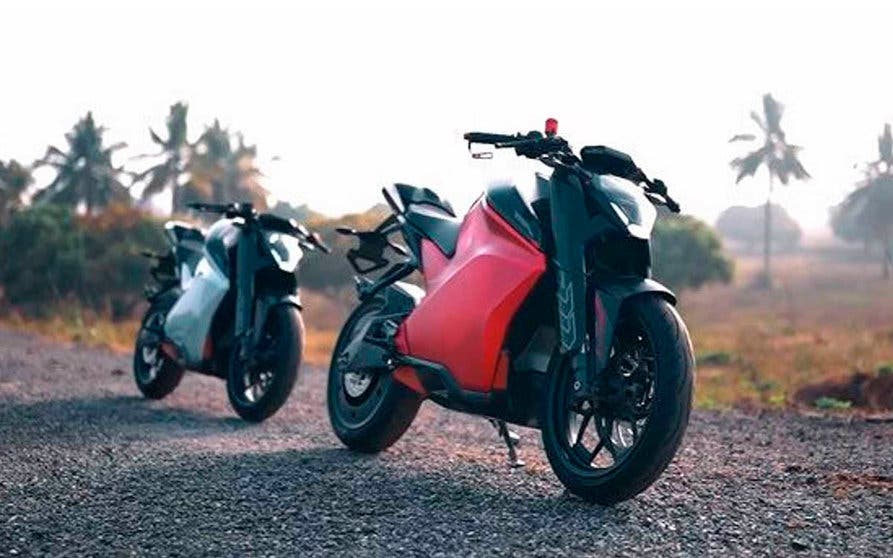  La versión de producción de la motocicleta eléctrica Ultraviolette F77 ya ha realzado las primeras pruebas reales y arrancará en septiembre con las pruebas públicas con la intención de que las primeras entregas puedan realzarse antes de que acabe este año. 