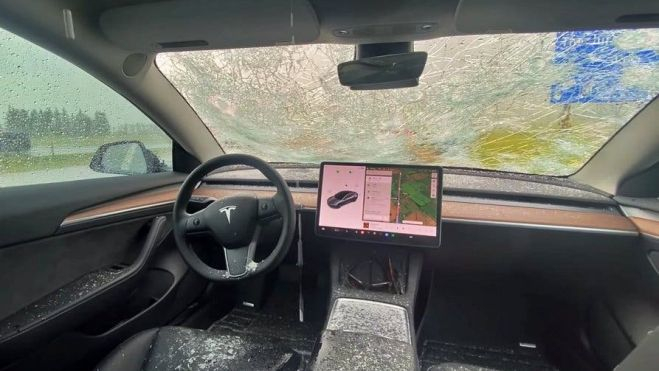 Este Tesla Model 3 queda completamente destrozado por una agresiva tormenta de granizo. Este Tesla Model 3 queda completamente destrozado por una agresiva tormenta de granizo.